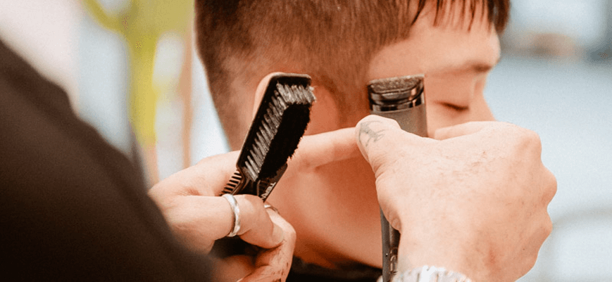 Cepillos y peines indispensables para tu barbería